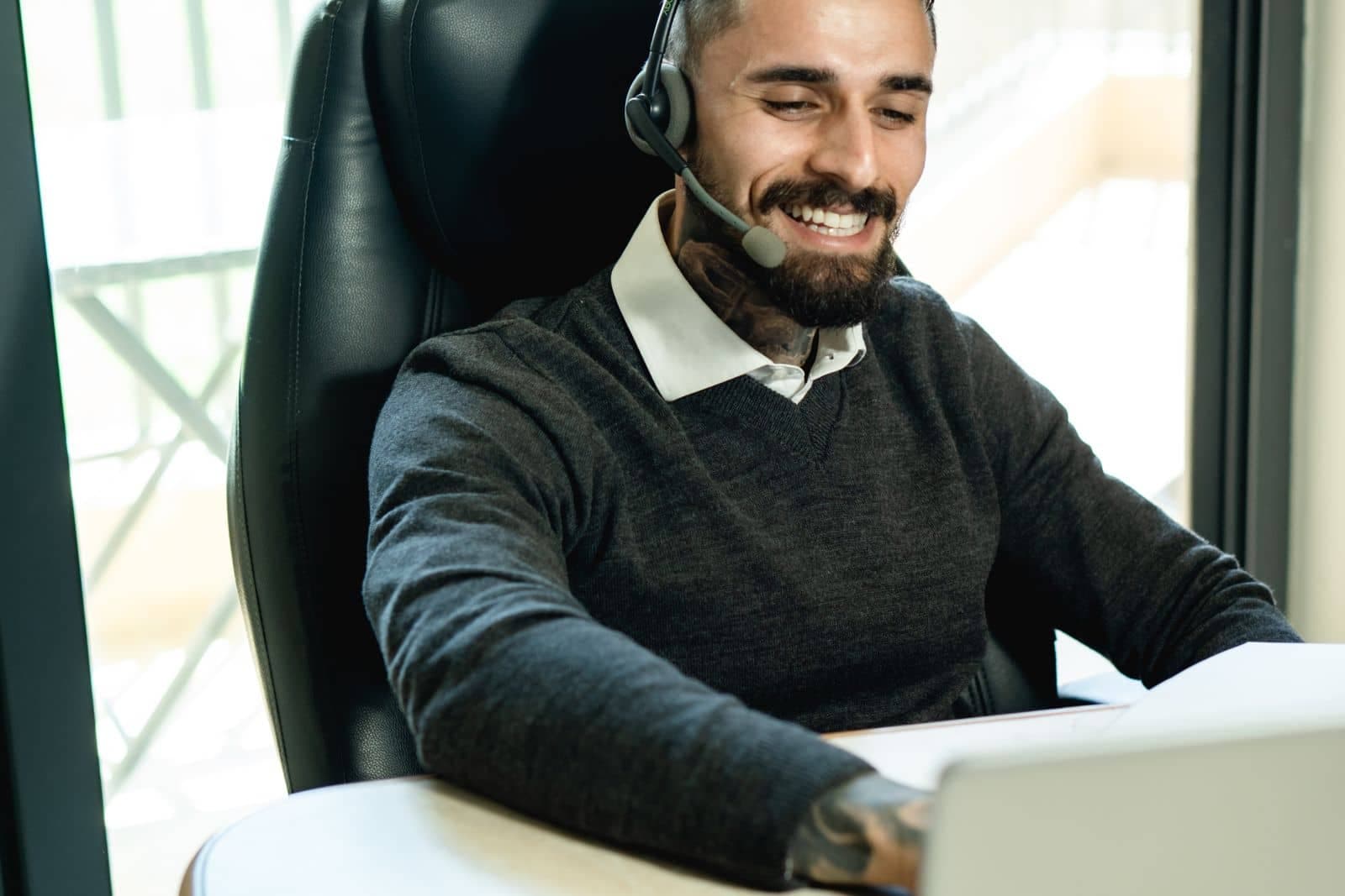 Contacto BuzFind Especialista de atención al cliente sonriendo con auriculares mientras ayuda a una persona que llama